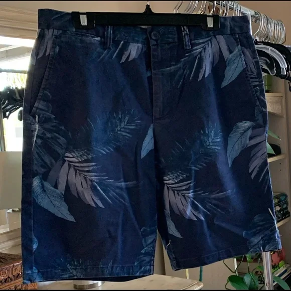 Men cotton blend short, ultimate slim, built-in flex. Size 34, printed blue. - Picture 1 of 7